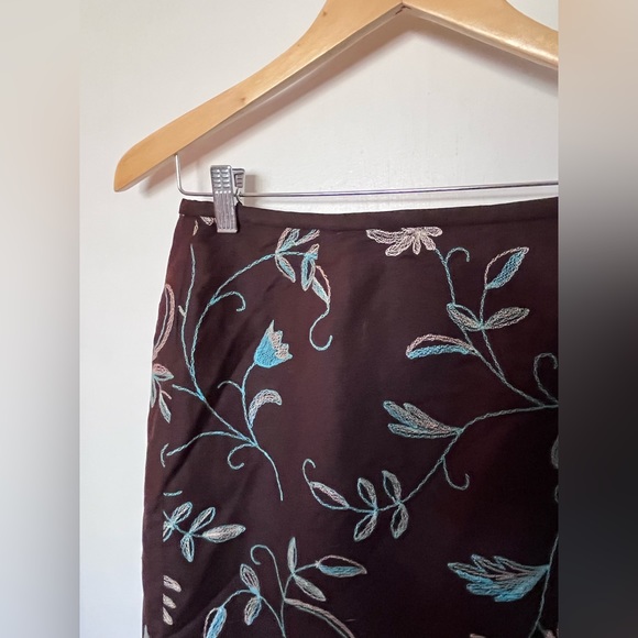 NWT- Ann Taylor Loft Brown Linen Pencil Skirt w Floral Embroidery in Size 6 - Picture 3 of 14